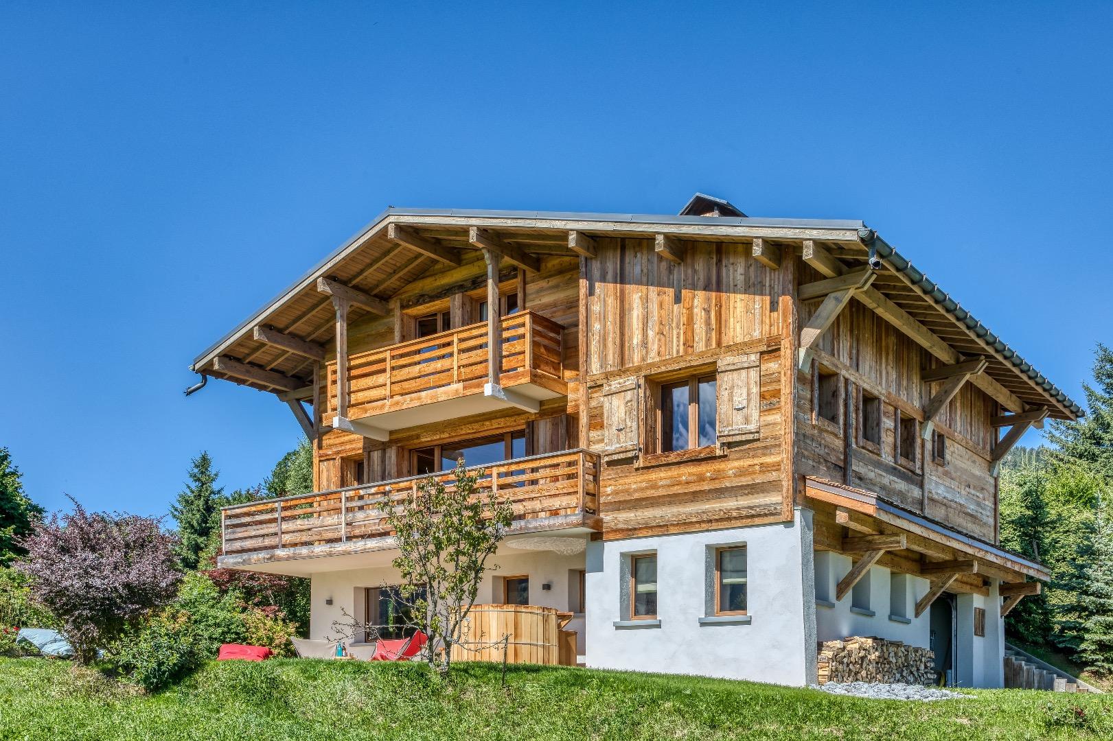 Face au Mont Blanc à Ormaret dans l'un des plus beaux hameaux de Megève, découvrez ce chalet exceptionnel. Le très grand double living room et salon sont spacieux. Les matériaux sont nobles, il y a des terrasses, jardin et un magnifique spa