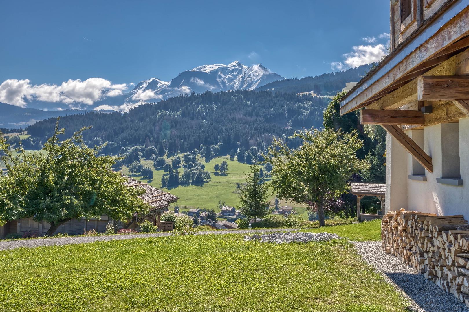 Profitez de cet été au frais, pour échapper au bruit et à la chaleur des villes, le mont blanc devant les yeux, et à vos pieds les plus beaux chemins pour visiter à pied, ou en vélo électrique des alpages exceptionnels
