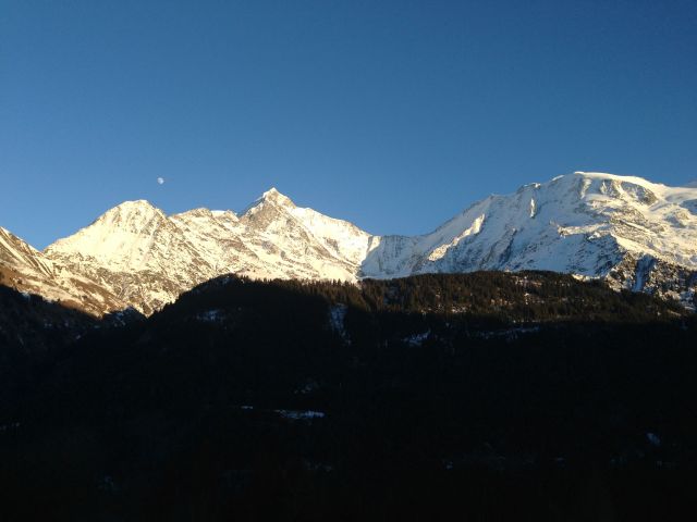 Vue panoramique sur le massif du Mont Blanc et les Domes de Miage. Cette photo est prise depuis l'intérieur du chalet. Une des plus belles...