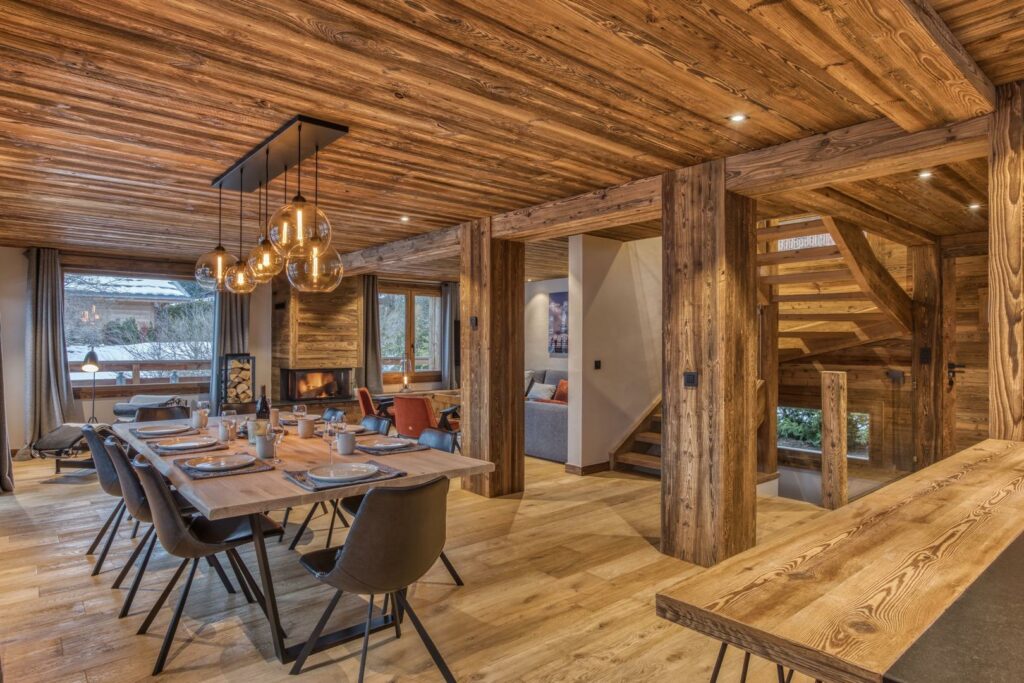 Le grand double living room tout en bois avec la cheminée au fond