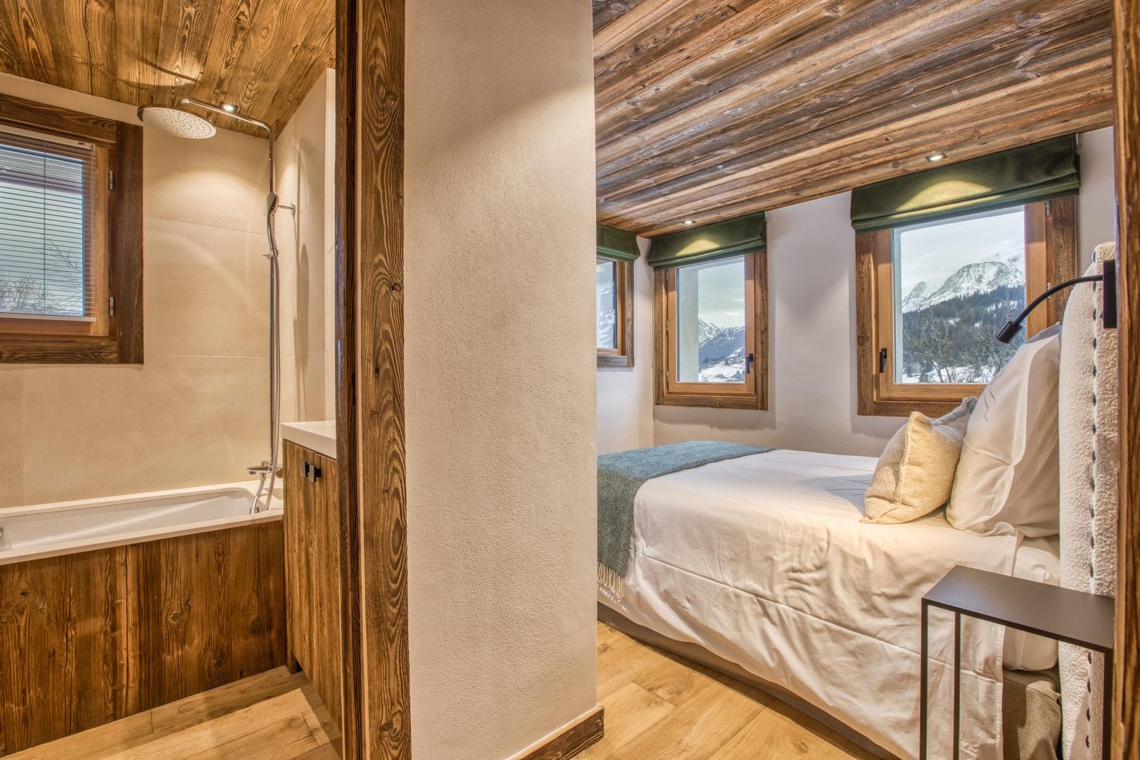 La chambre "Sapins Verts" est idéale pour recevoir un jeune couple ou des adolescents. Elle bénéficie aussi de sa salle de bains et de toilettes privatives