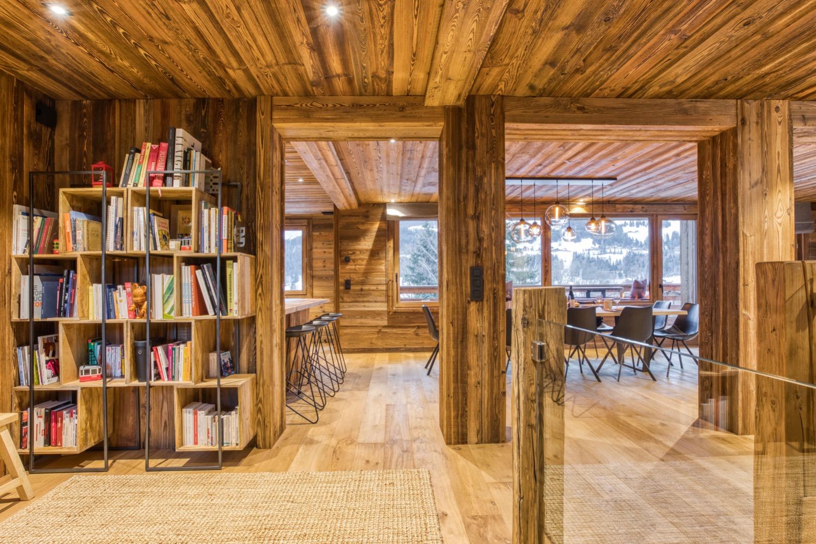 Beaucoup d'espaces et de lumières partout. Vous pouvez facilement partager le chalet à 2 familles, les grands et les petits ont leurs espaces de jeu
