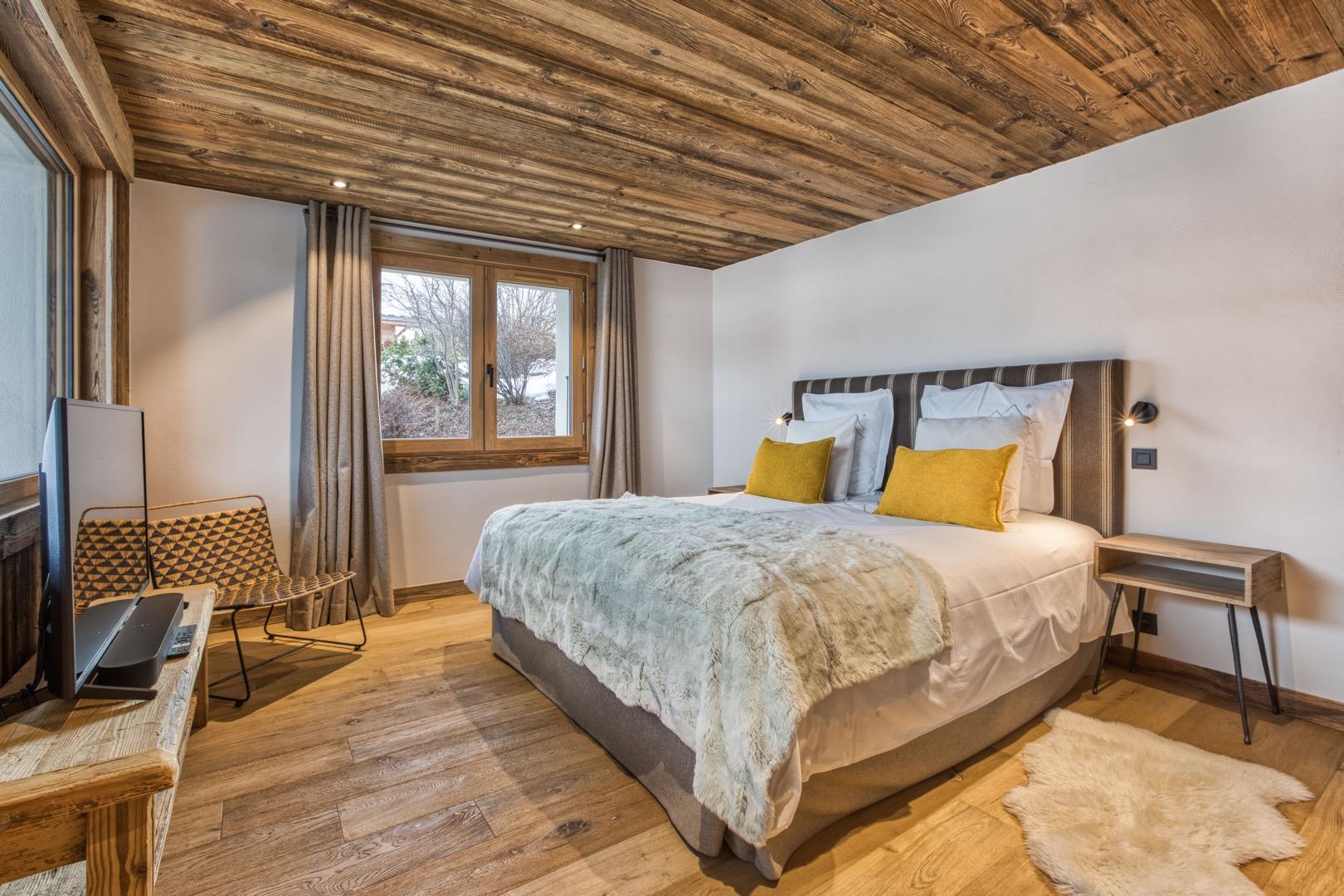 "La Suite Mont Blanc" peut recevoir vos amis ou votre famille. Beaucoup d'espace et de vues, et un accès direct sur le grand jardin et sur le bain nordique