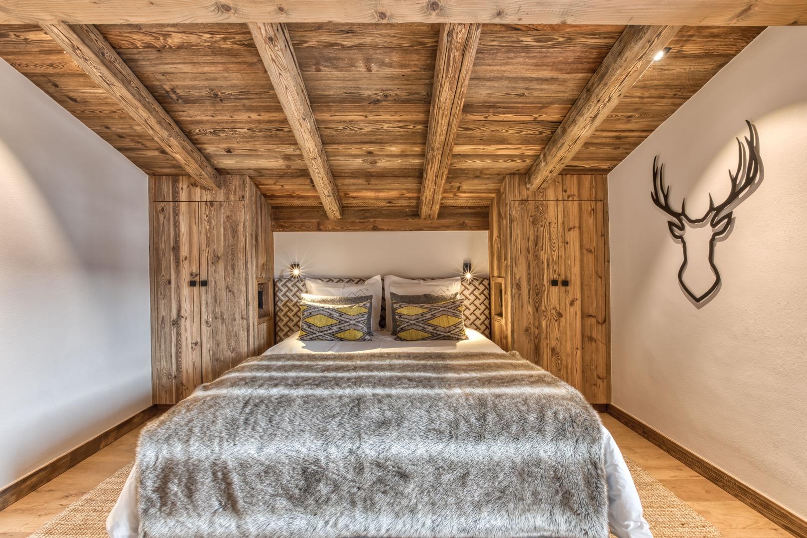 "La Suite Combloux" est idéale pour un couple qui souhaite rester au calme. Avec son balcon privatif face au Mont Blanc, elle propose de très beaux volumes