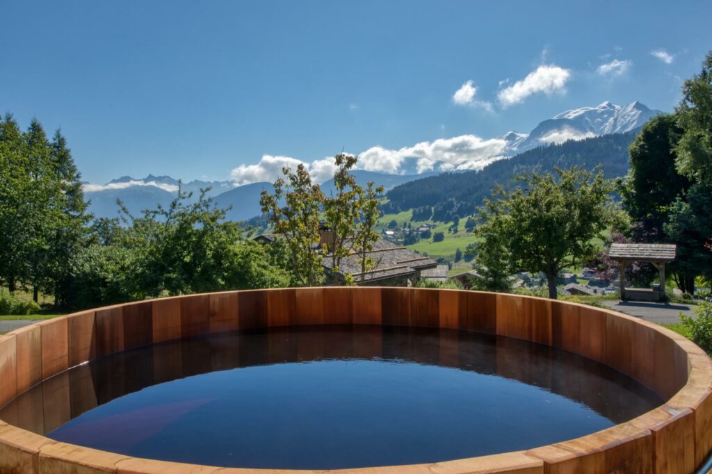 Le SPA est un authentique bain nordique chauffé à 36° face au Massif du Mont Blanc