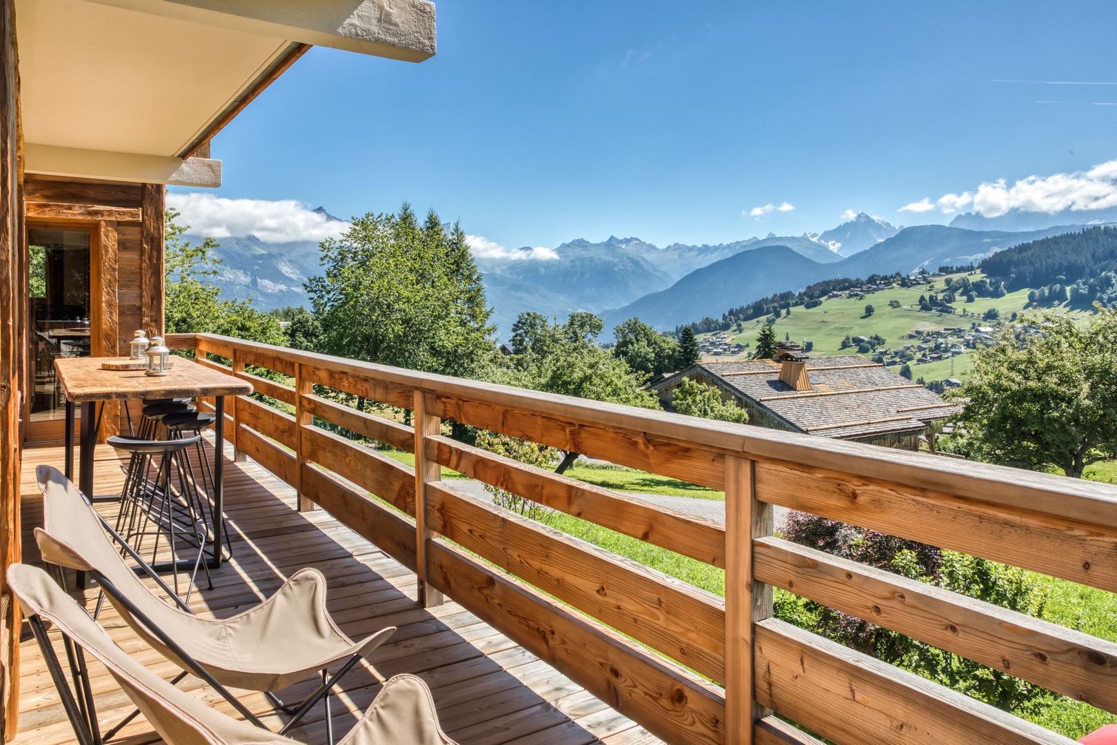 Les larges terrasses sont ouvertes sur la montagne et proposent des très belles vues sur les montagnes, le matin vous pourrez prendre le petit déjeuner face au soleil.