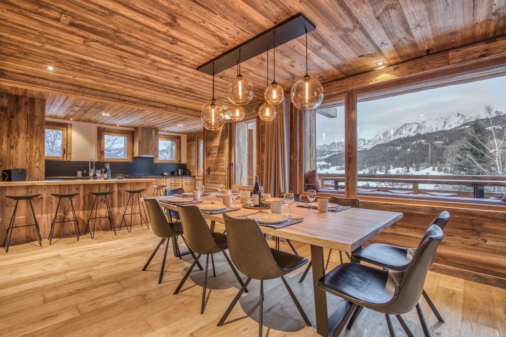 Chalet de Luxe, face au Mont Blanc à Megève. L'immense table d'hôte permettant de recevoir jusqu'a 12 convives dans la plus grande élégance. Il est possible également de réserver un cuisinier et une aide de ménage.