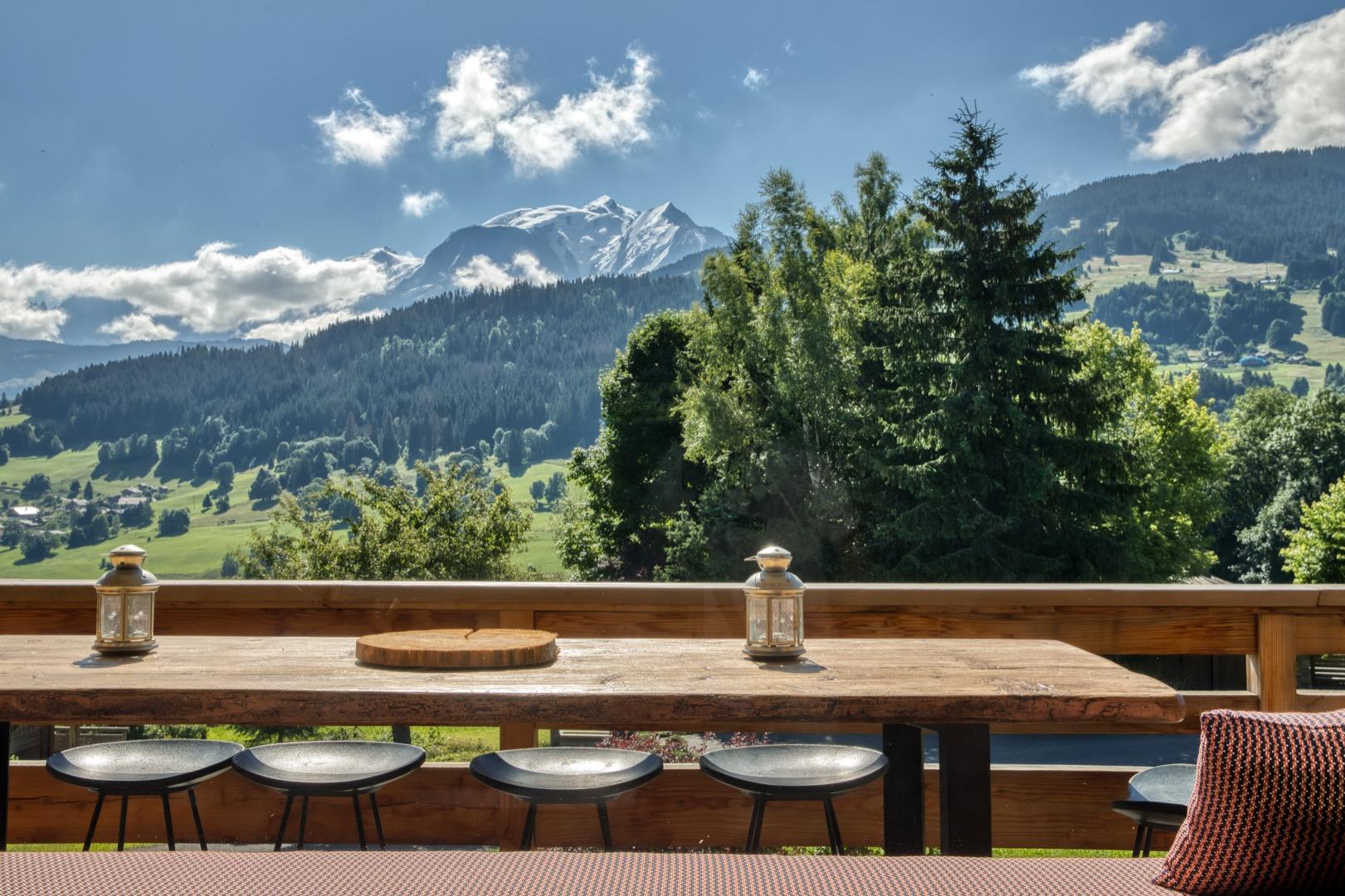 Bienvenue au Chalet à Megève ! la vue du mont blanc est splendide.. depuis l'ensemble du chalet. L'occasion idéale pour prendre vos petits déjeuners et déjeuner au soleil dans un environnement d'exception.